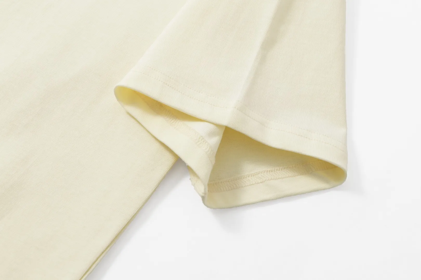 Style No.: A 007# P57 Ami 2026 Spring/Summer New Arrival T-shirt Short Sleeve The workmanship of this chapter is extremely cumbersome and complex. It uses water-soluble polyester and water-soluble thread to start the pattern, dye it, then air-dry, shape it, and then laser process the details. The process takes a long time, which distinguishes it from the junk version of the leaky bottom fabric on the market. We completely restore the correct version of the official website 1:1, with high-weight fabrics, synchronized detail routing, and restored official website letter embroidery, which is the only correct version on the entire network. Color: Apricot Red Black Red White Red Navy Blue Gray Apricot Black Sizes: S-XL